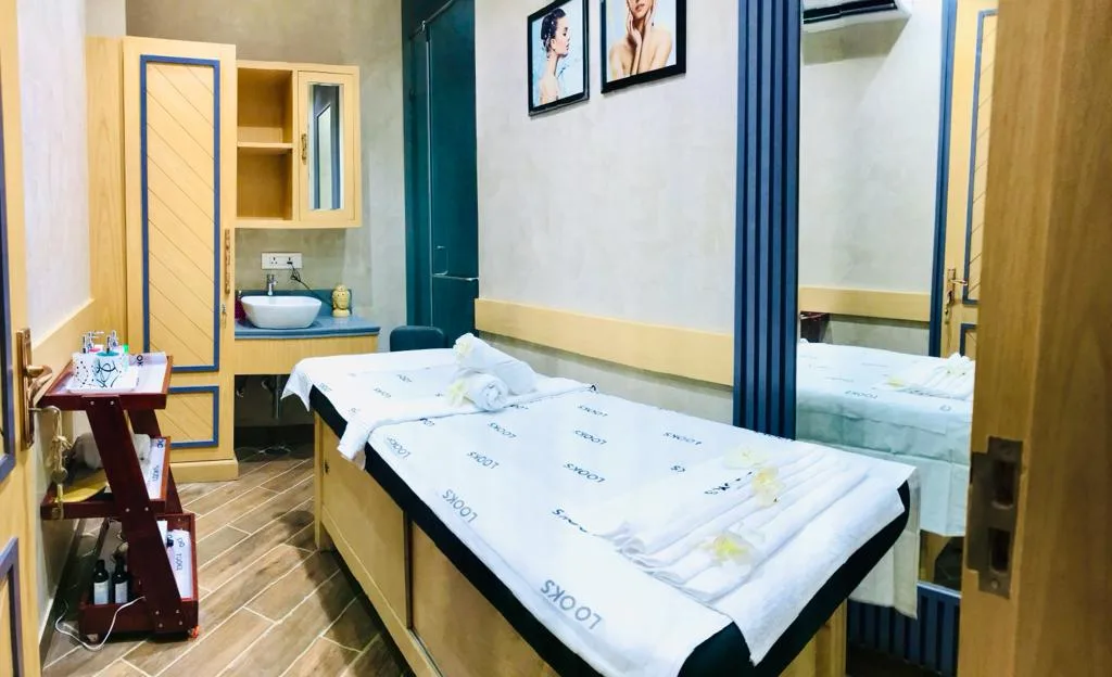 Looks Salon Swaroop Nagar