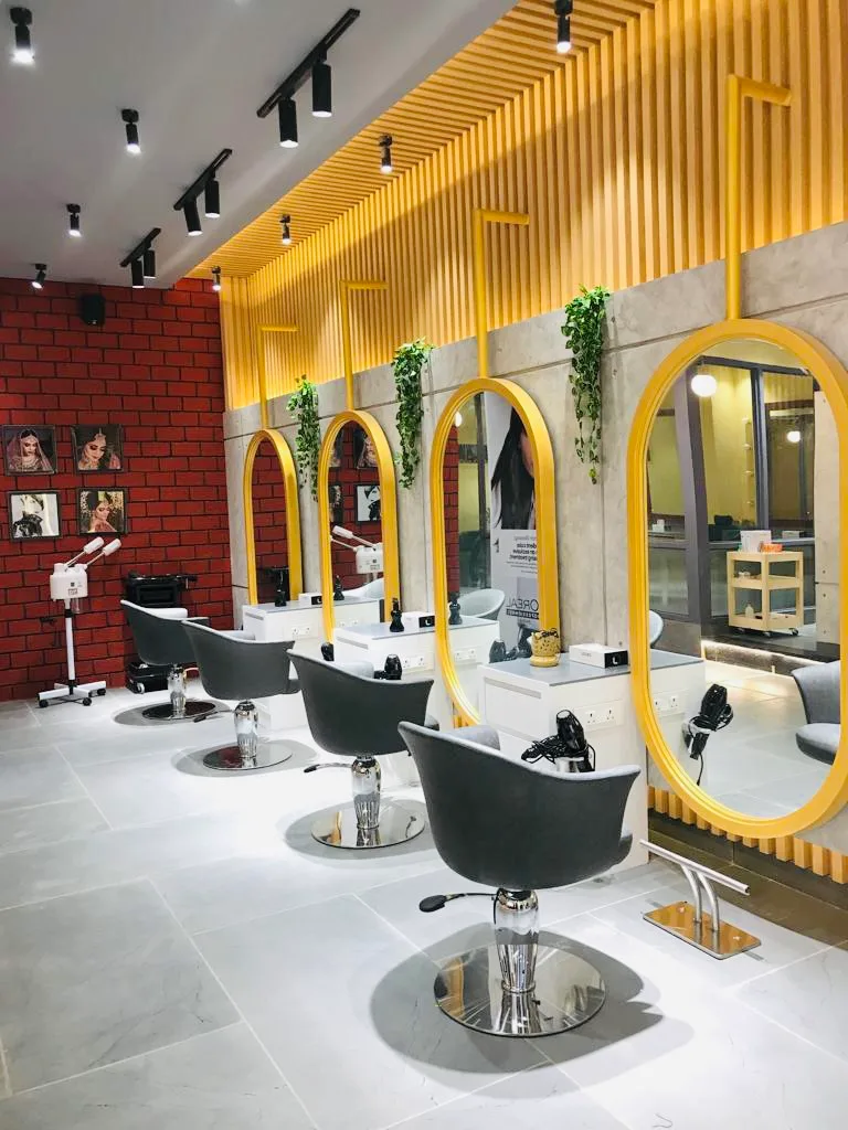 Looks Salon Swaroop Nagar