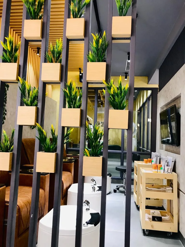 Looks Salon Swaroop Nagar