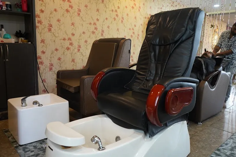 Golden Feather unisex salon ( beauty parlour)| Beautician Course & Makeup Academy in Bangalore