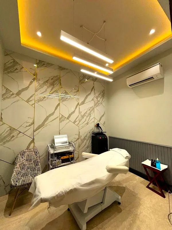 LOOKS Salon, MG Road, Sultanpur