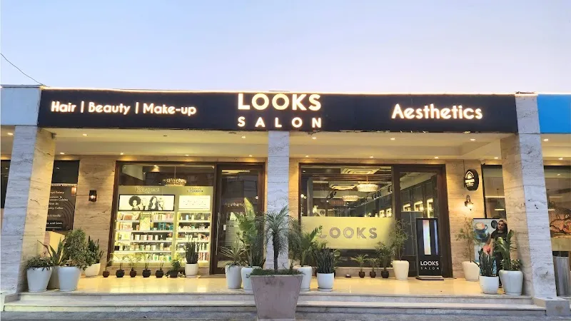 LOOKS Salon, MG Road, Sultanpur