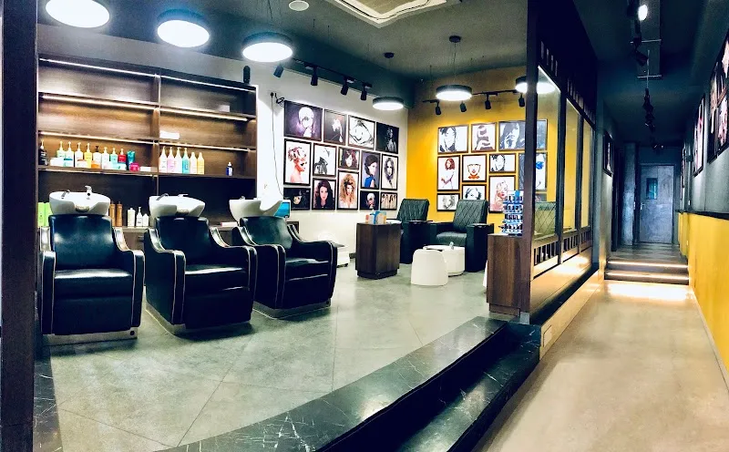 LOOKS Salon, MG Road, Sultanpur