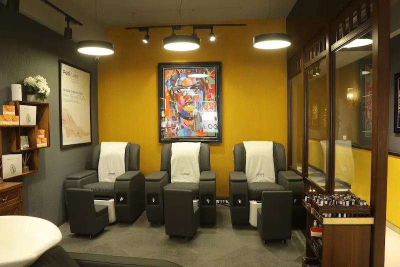 LOOKS Salon, MG Road, Sultanpur