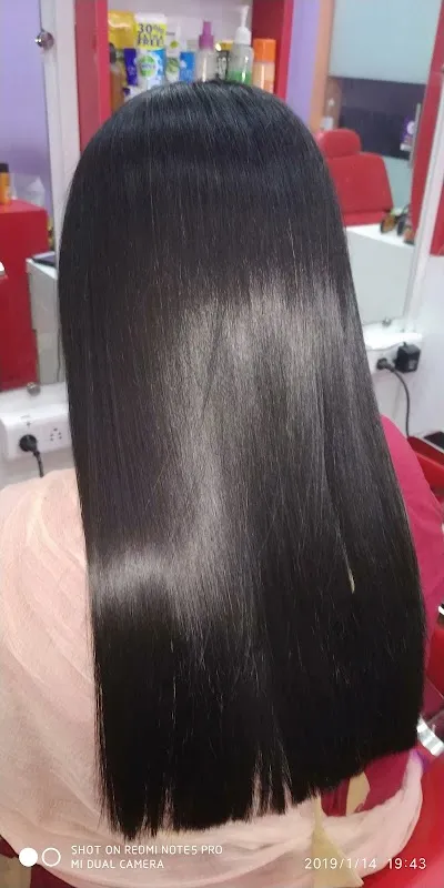 Ravi Raut Beauty & Family Salon