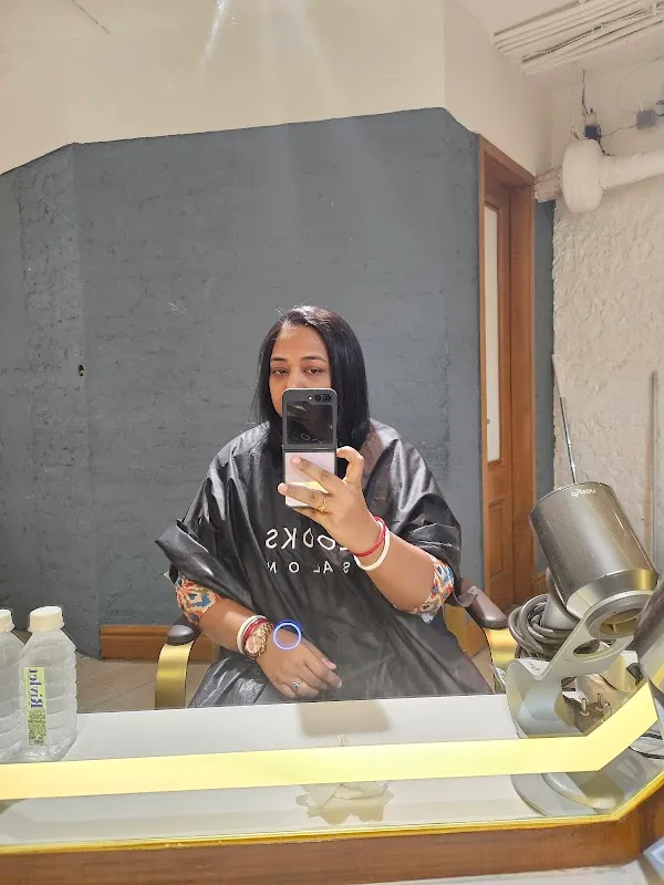 Looks Salon, GK 2