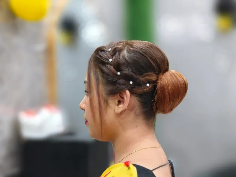AM LUXURIOUS UNISEX SALON & ACADEMY