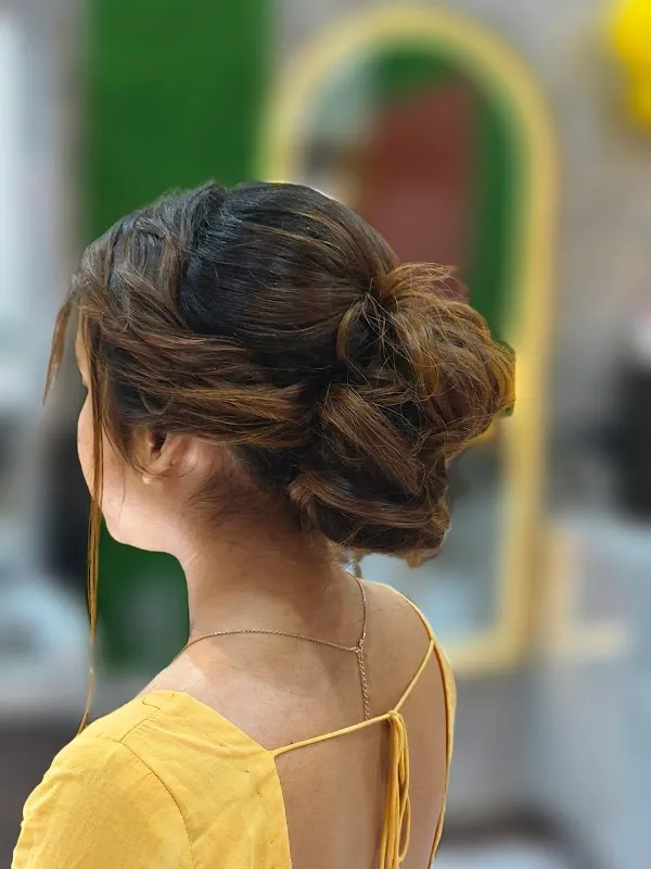 AM LUXURIOUS UNISEX SALON & ACADEMY