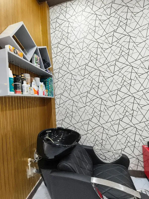 AM LUXURIOUS UNISEX SALON & ACADEMY
