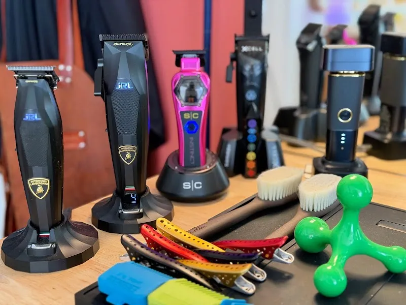 KÉVIN BROUSTAU - Coiffeur Visagiste Coloriste Barbier | AVEDA | Bassins à flot