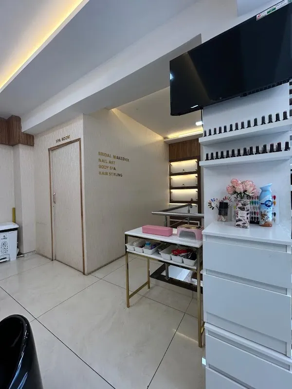 Glam 'N' Glow family salon