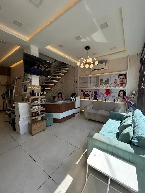 Glam 'N' Glow family salon