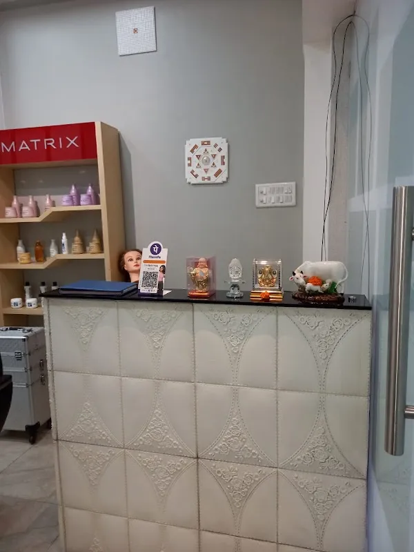 Sia Beauty Salon & Academy | Beauty Salon in Charai | Nail Art in Charai | Makeup artist in Charai | Hairdresser in Thane