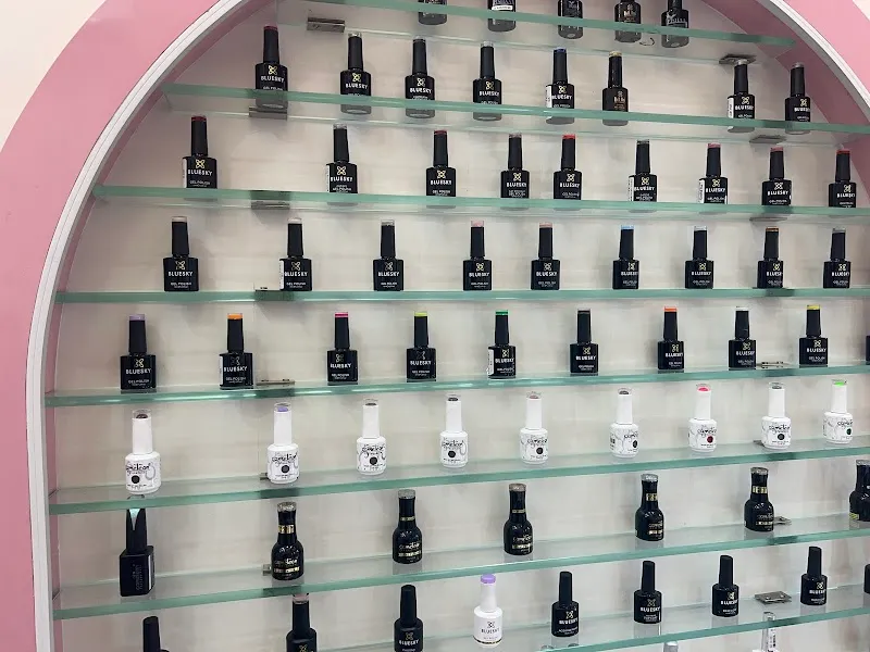 Sia Beauty Salon & Academy | Beauty Salon in Charai | Nail Art in Charai | Makeup artist in Charai | Hairdresser in Thane
