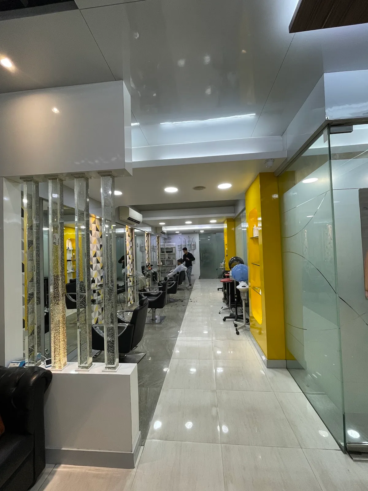 uptodate unisex Salon