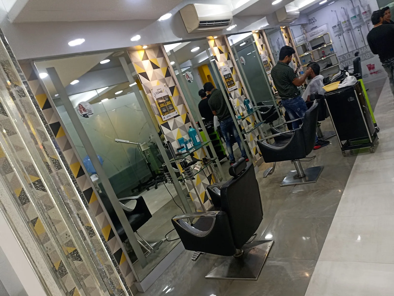uptodate unisex Salon