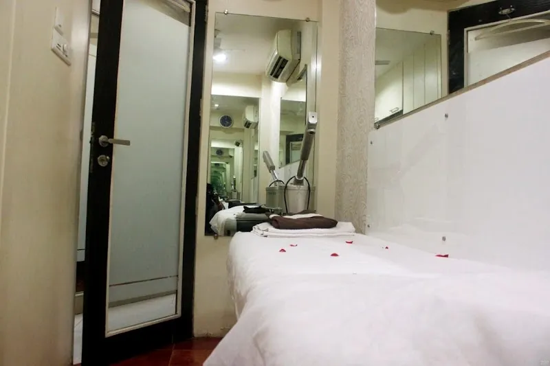 Lavish Salon and Academy | best beauty & Hair salon in goregaon | hair straightening | facial | Salon in goregaon