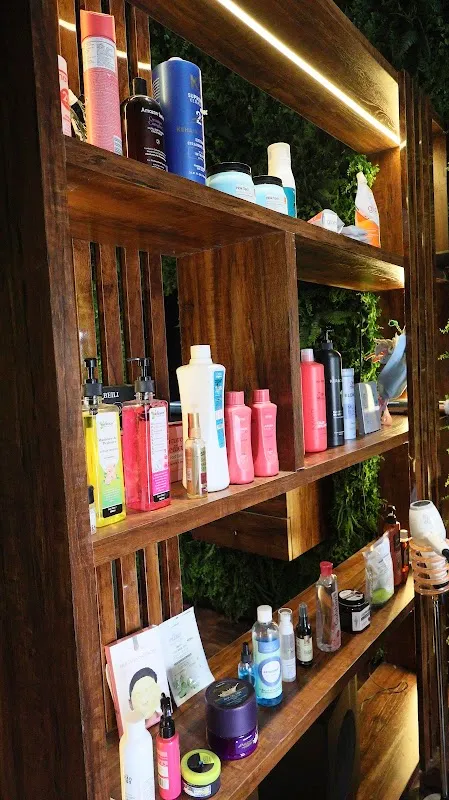 AURA PROFESSIONALS LUXURY SALON