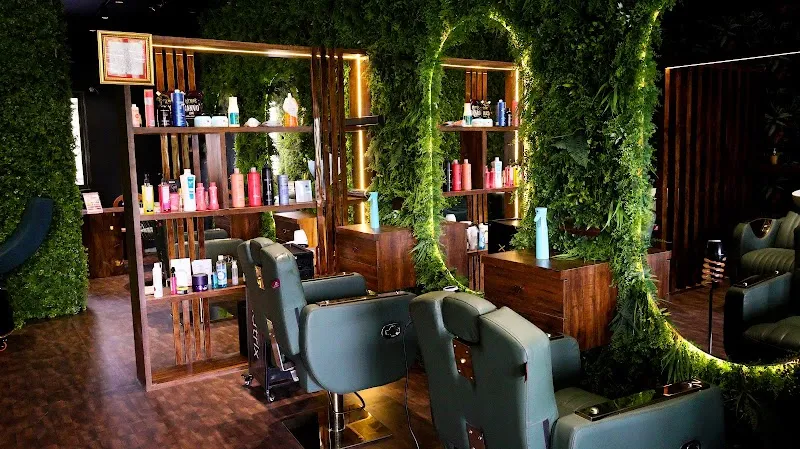 AURA PROFESSIONALS LUXURY SALON