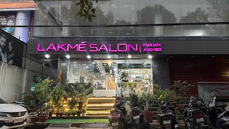 Lakme Salon For Him and Her in Apex Tower,Hazratganj,Lucknow