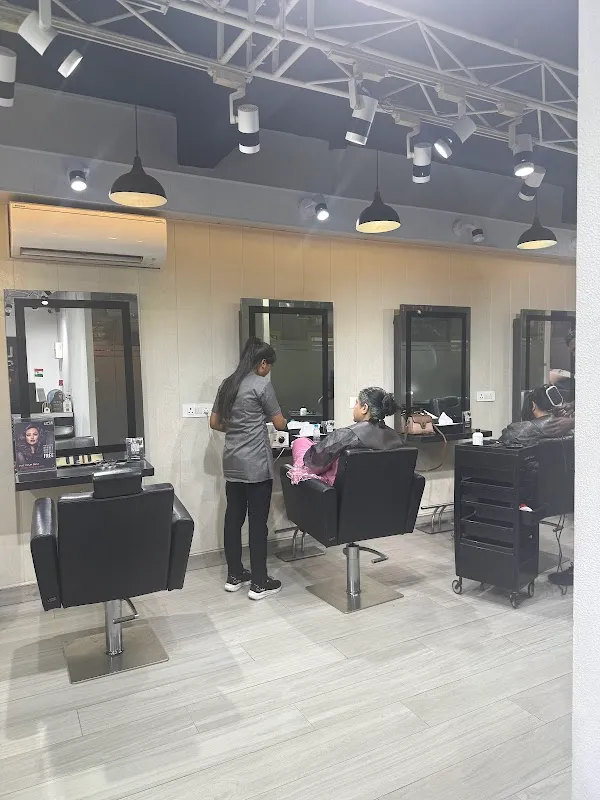 Lakme Salon For Him and Her in Apex Tower,Hazratganj,Lucknow