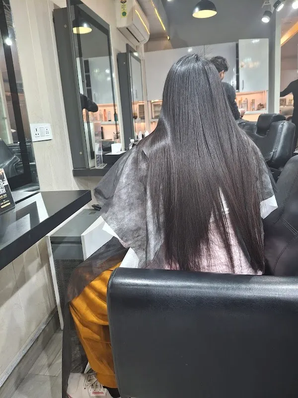 Lakme Salon For Him and Her in Apex Tower,Hazratganj,Lucknow
