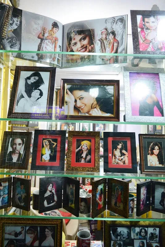 Hiro Frame Craft & Art Studio