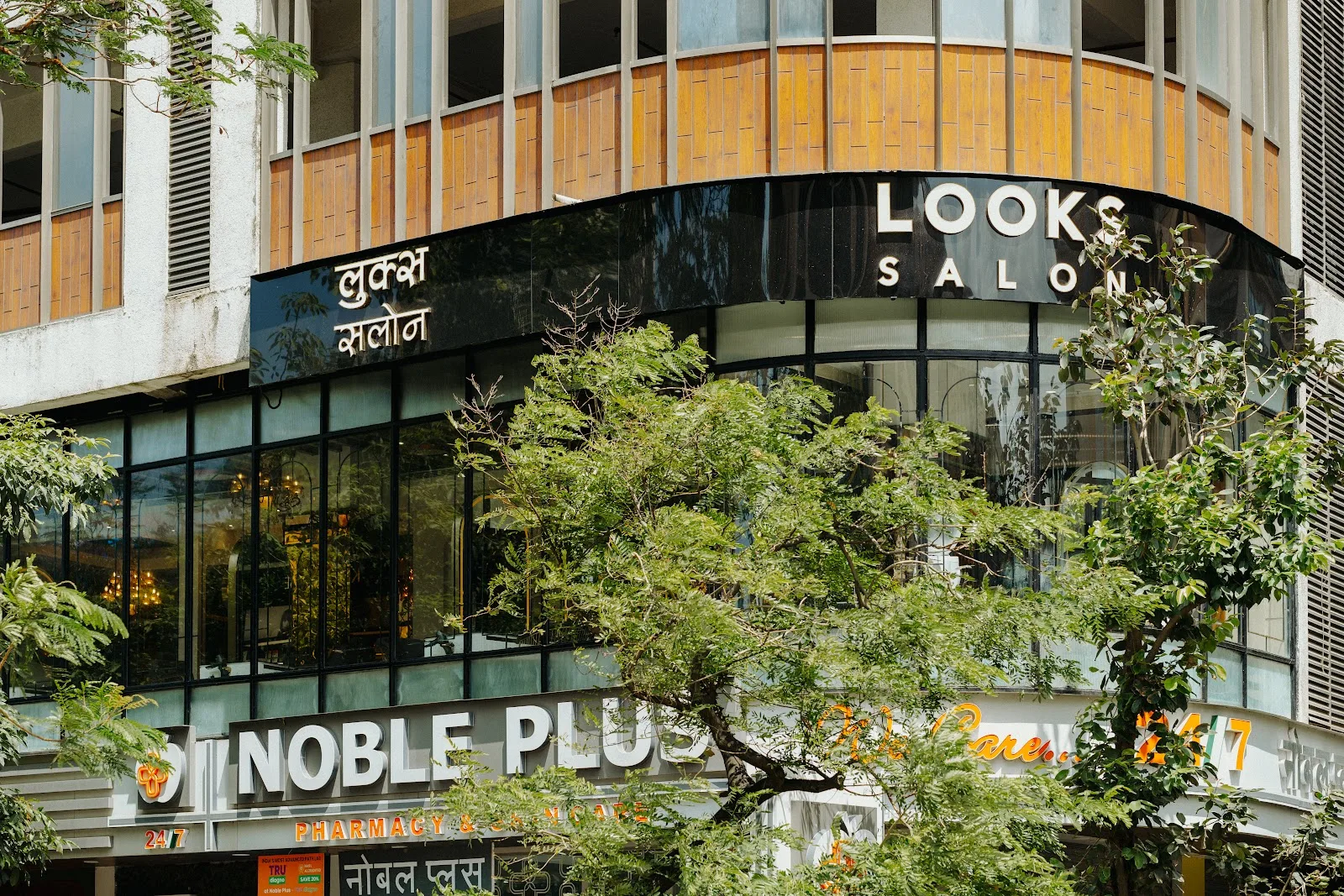 Looks Salon, JVPD