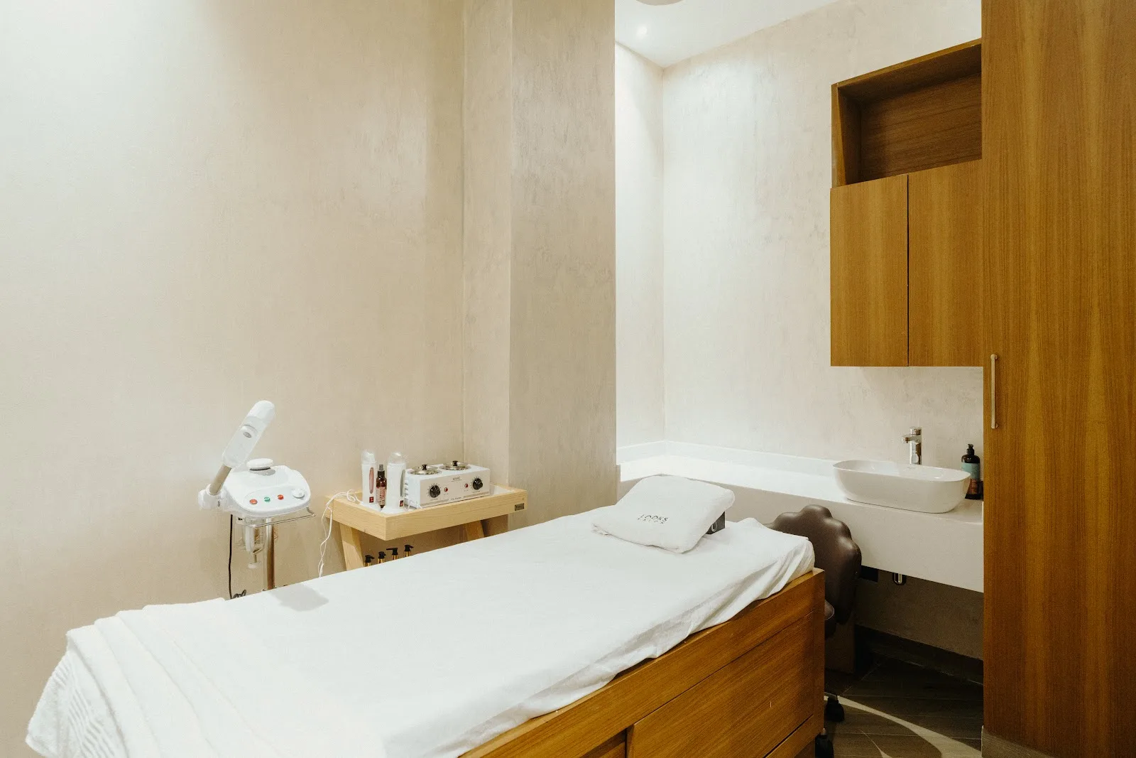 Looks Salon, JVPD