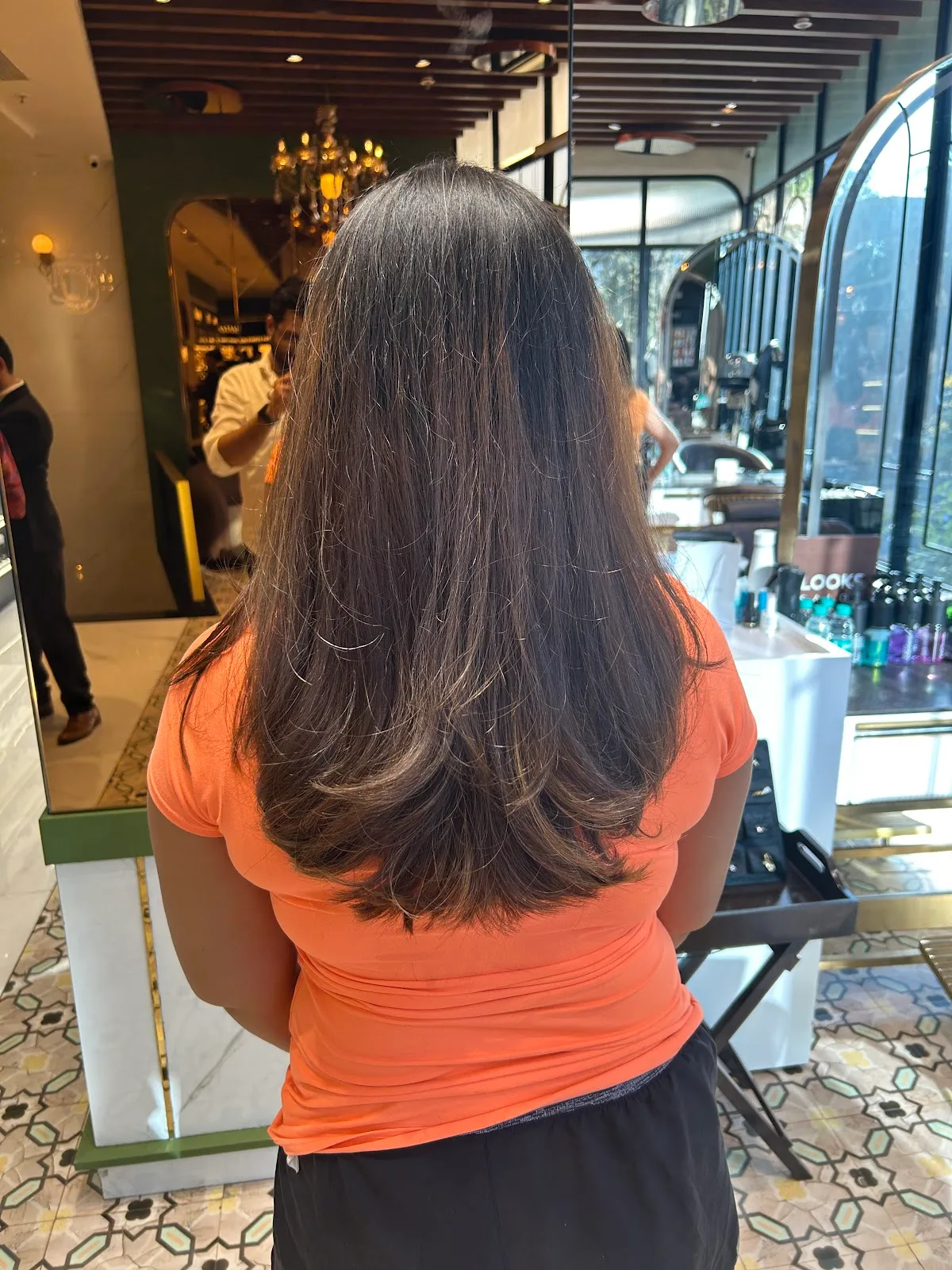Looks Salon, JVPD
