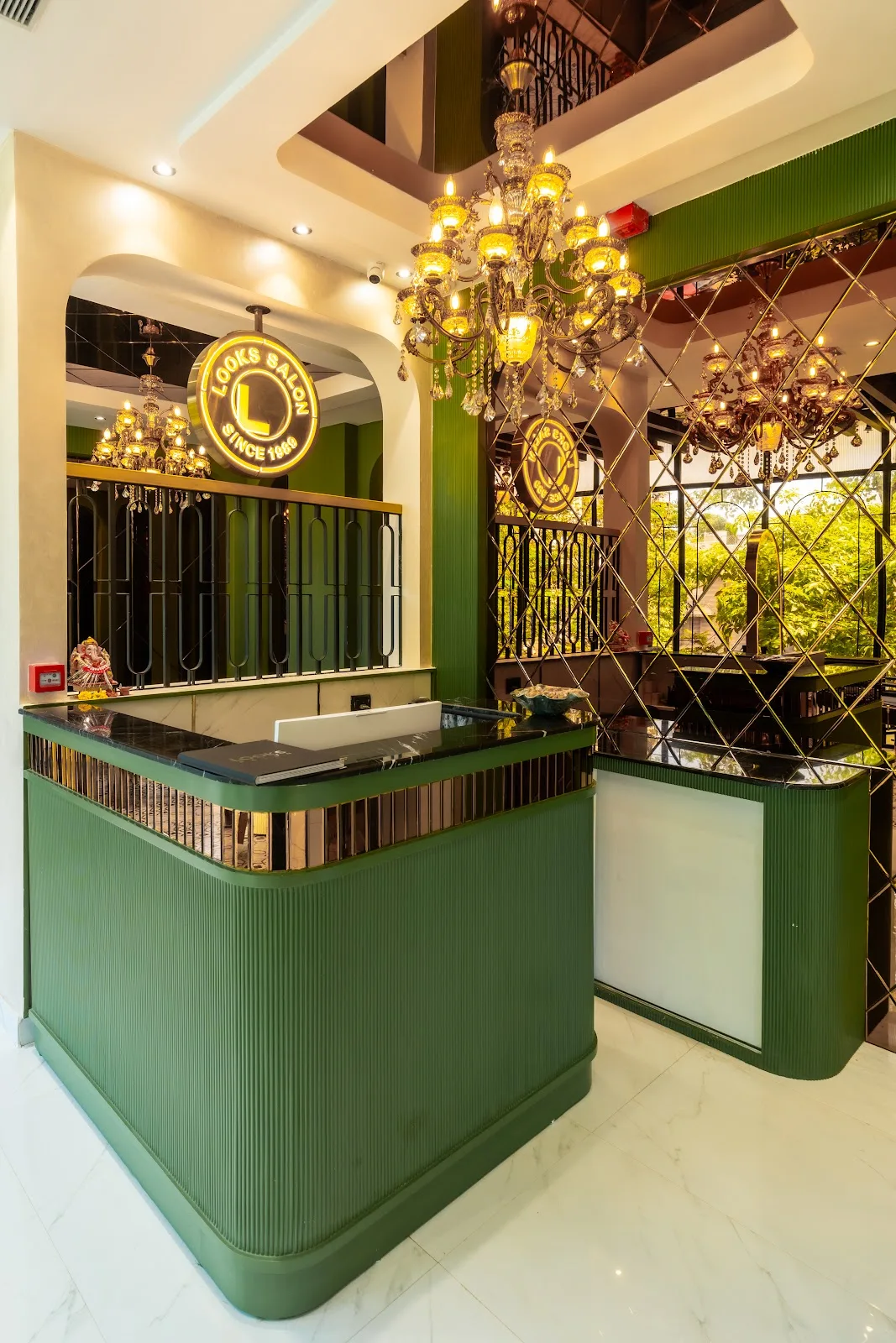 Looks Salon, JVPD