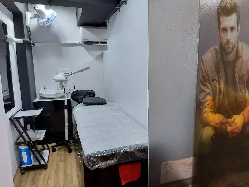 Black & White Unisex Family Salon