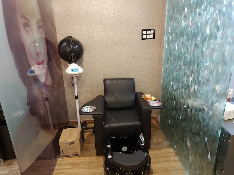 Black & White Unisex Family Salon