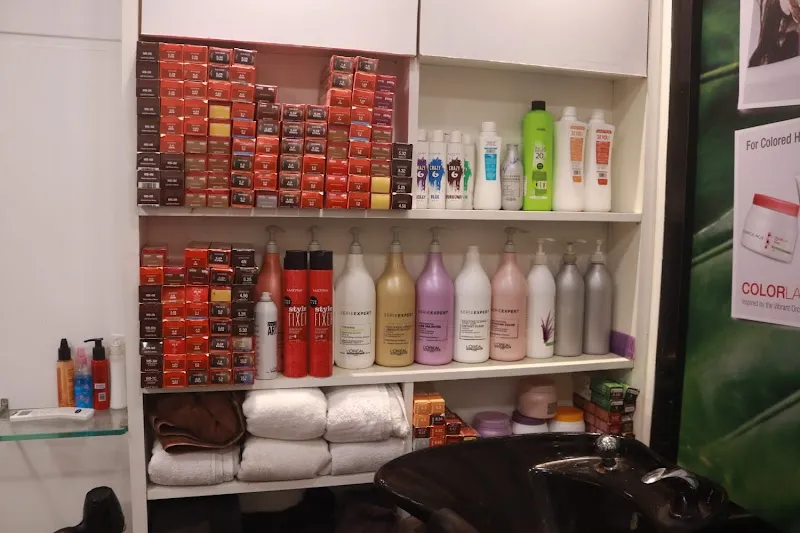 Ravi's the family salon