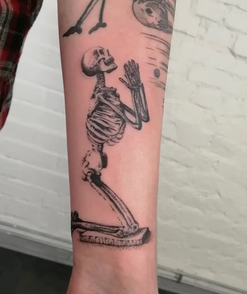 Fist of Needles Tattoo & Piercing