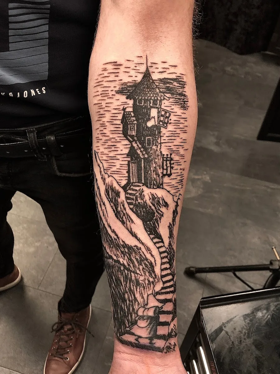 Fist of Needles Tattoo & Piercing