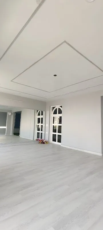 THE WHITE PORTE