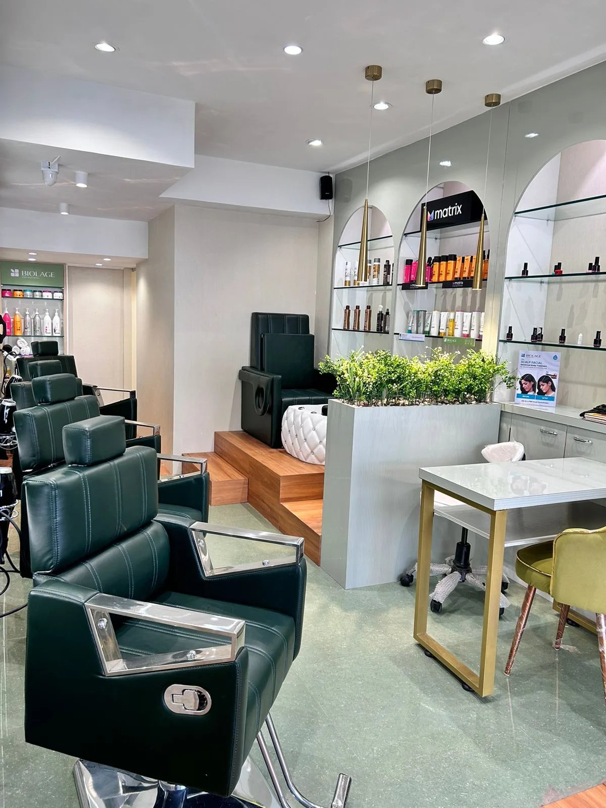 Glam Up Unisex Studio