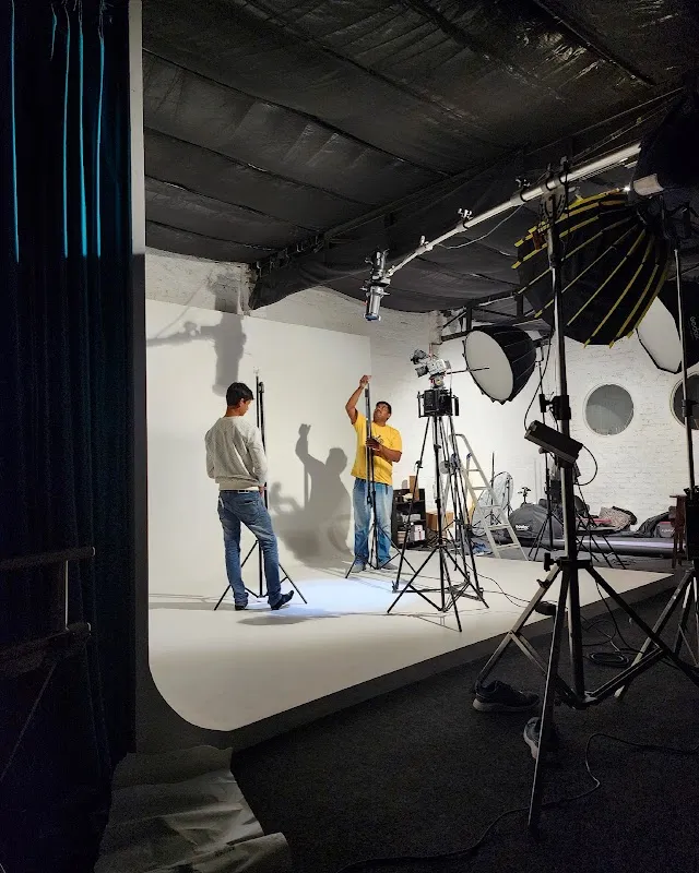 Bluroid Media