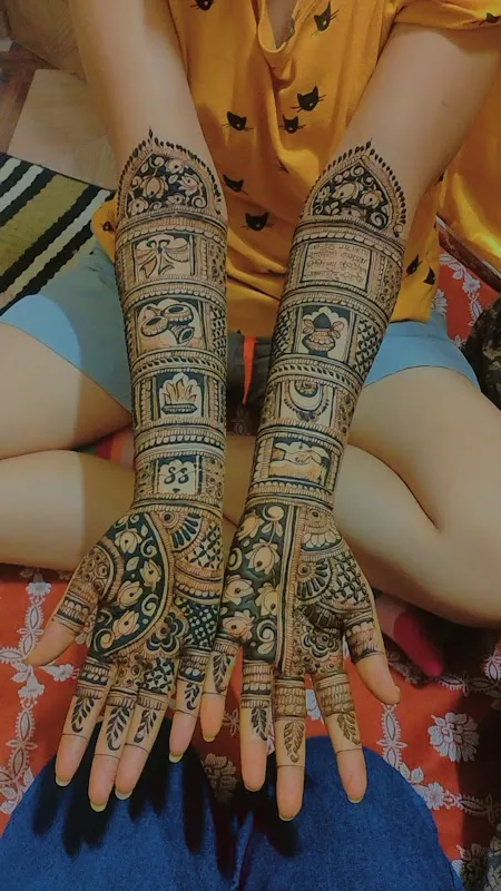 Mehendi artist Riya dubey