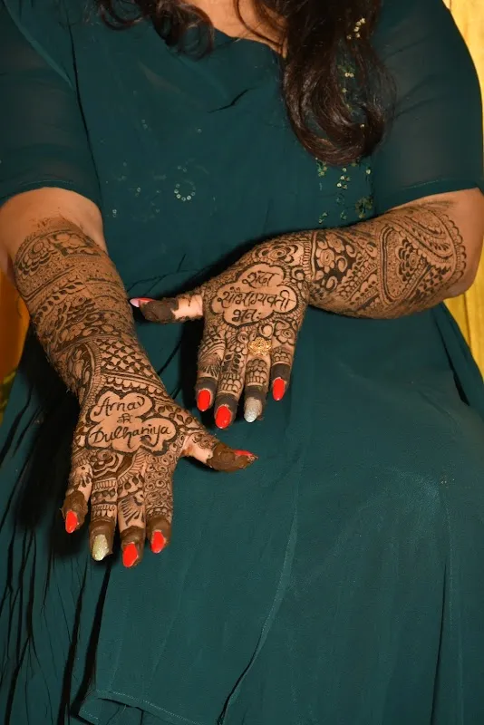 Mehendi artist Riya dubey