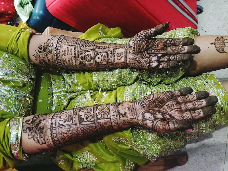 Mehendi artist Riya dubey
