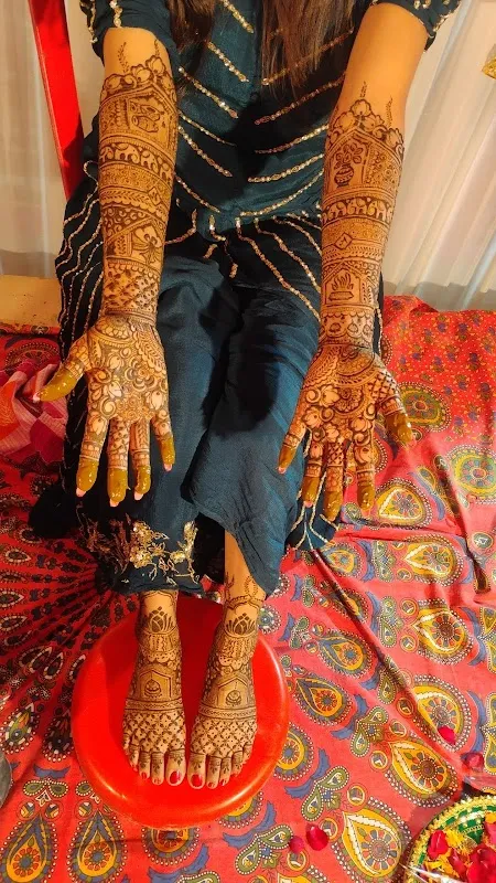Mehendi artist Riya dubey