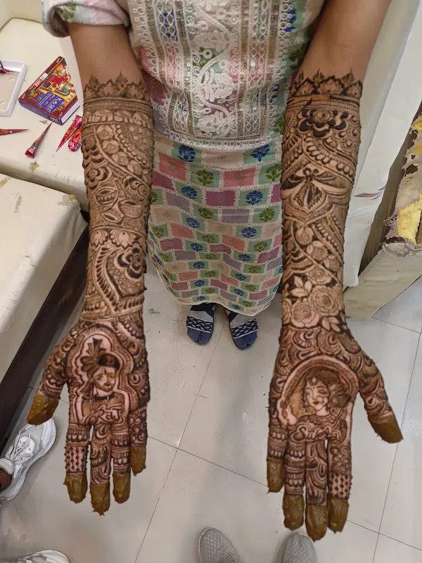 Mehendi artist Riya dubey