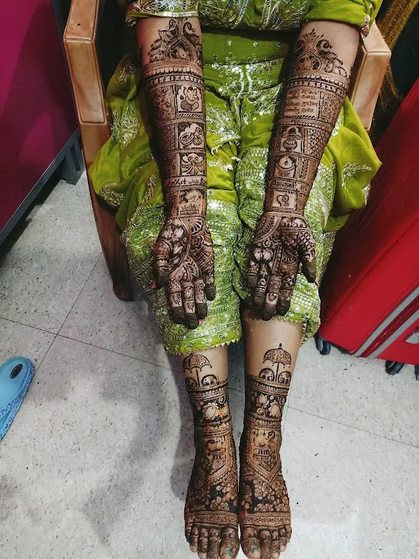 Mehendi artist Riya dubey