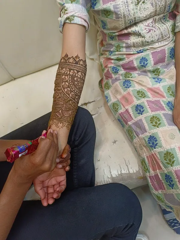 Mehendi artist Riya dubey