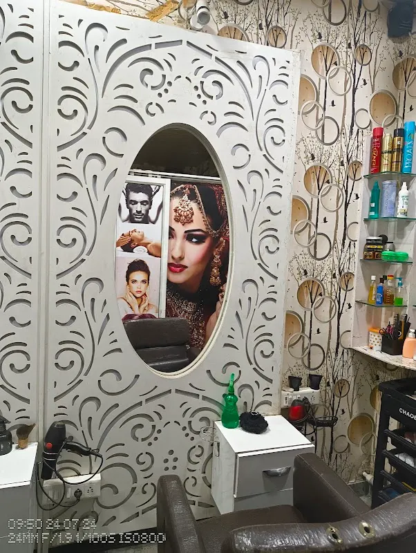 Royal Family Salon