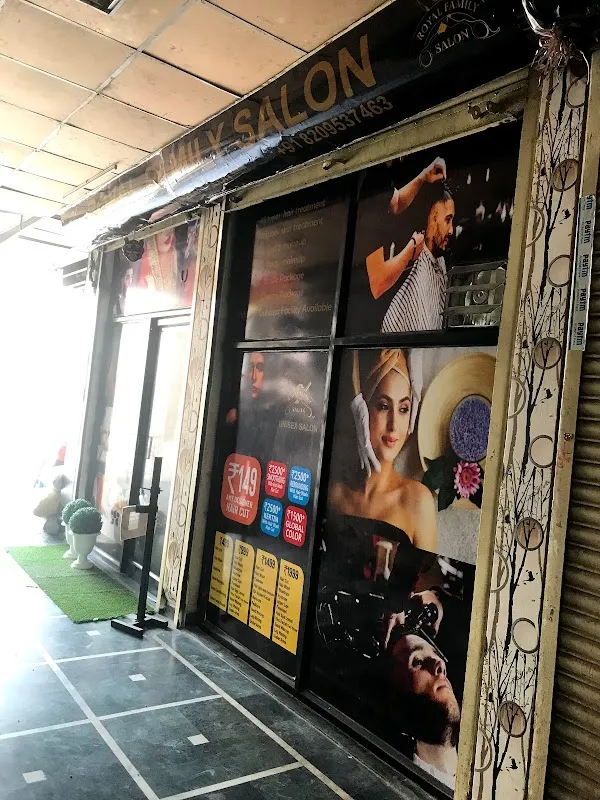 Royal Family Salon