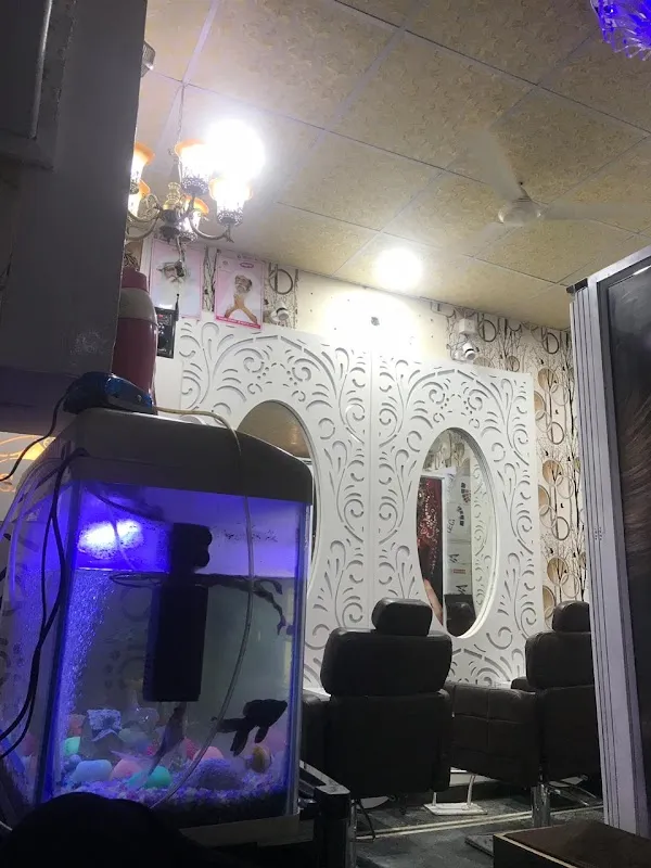 Royal Family Salon