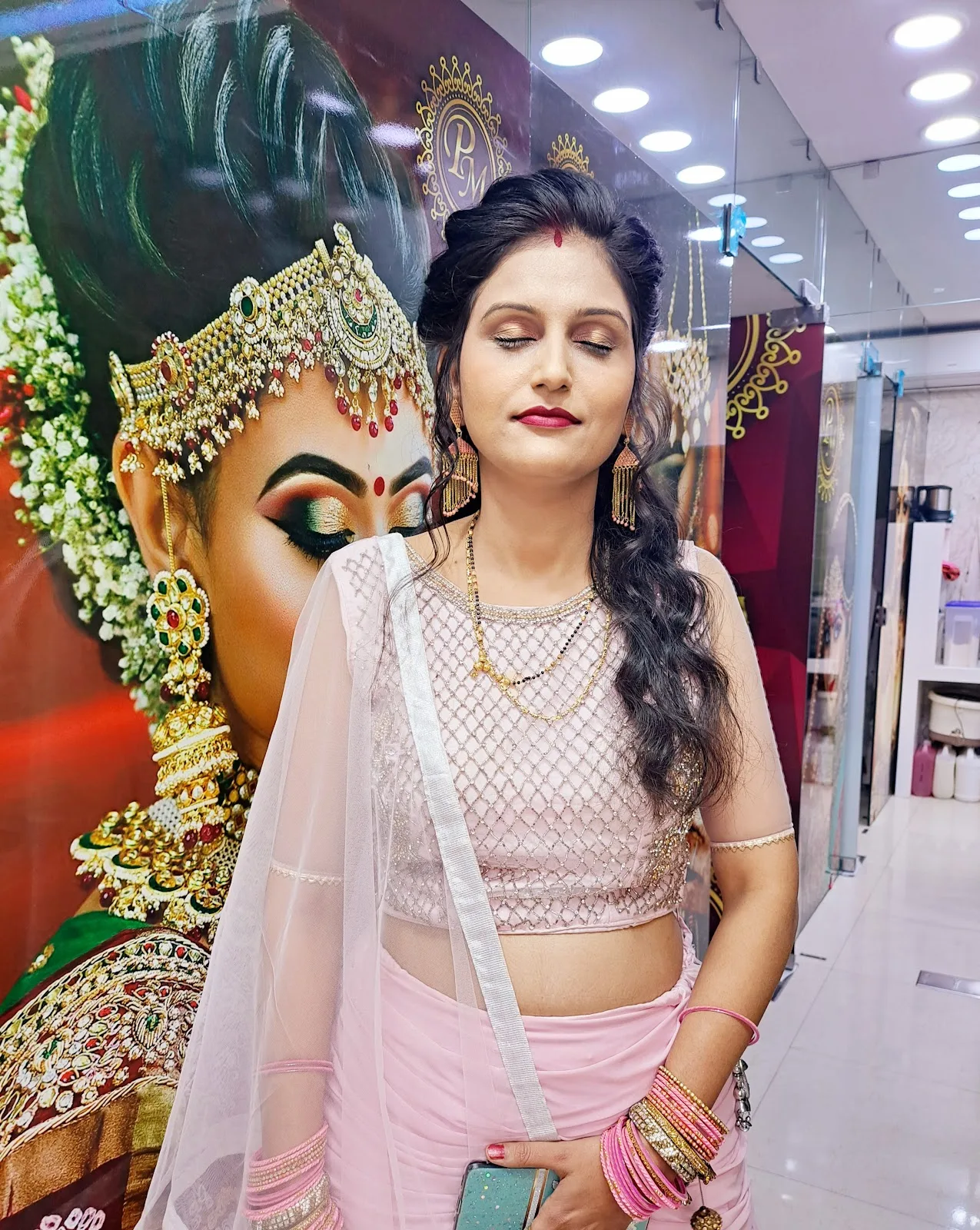 Pratibha Makeovers [makeup Studio & Academy]